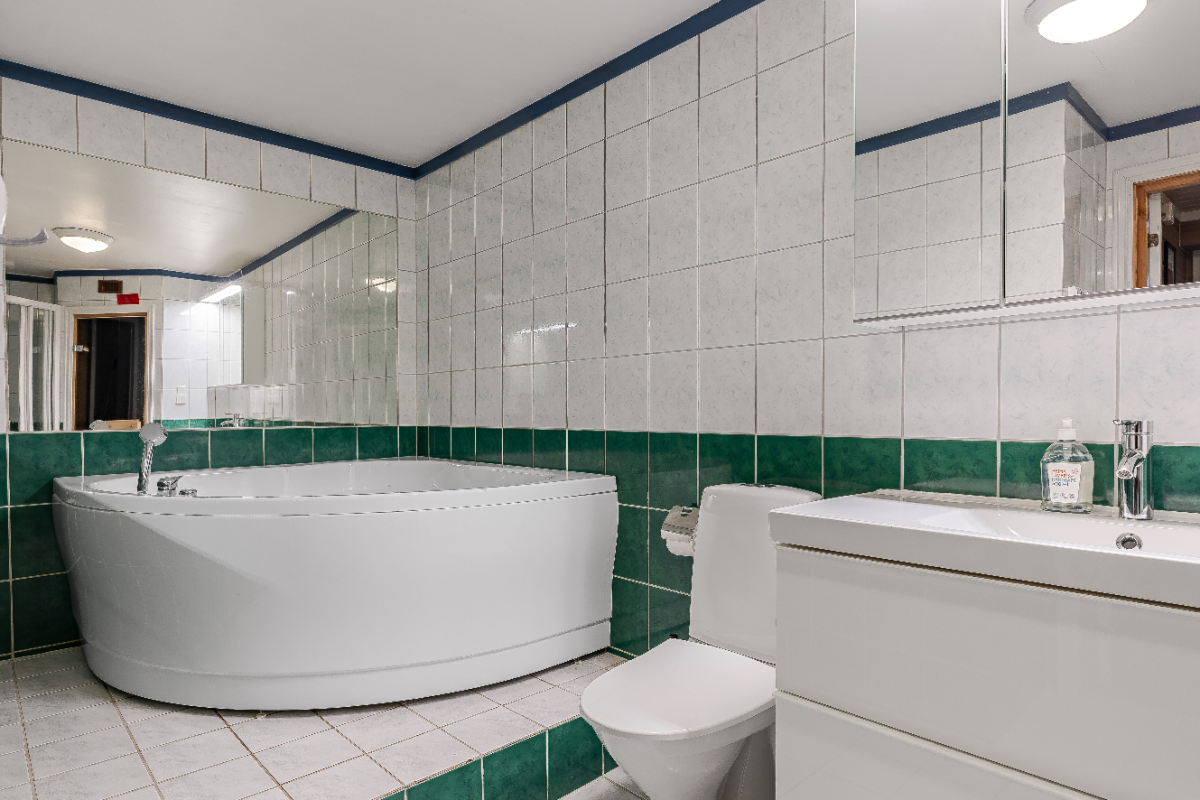 Badrum med bubbelbadkar i stuga Bakkebygrenda 1B, Trysil – 3 badrum totalt