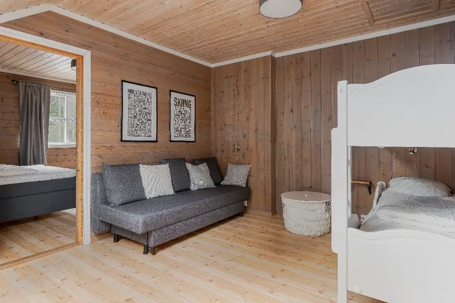 Sovrum med bäddsoffa och våningssäng i stugan Bakkebygrenda 1B, Trysil